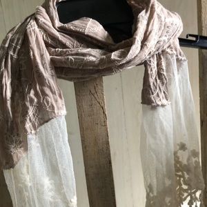 Vintage scarf browns with lace details at the ends